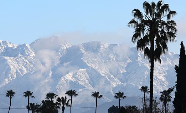 Esta es la panorámica de las montañas en el valle de San Gabriel. Donde la amenaza por avalancha comienza a preocupar a las autoridades. Toma precauciones y recuerda, el paso a las montañas está restringido.