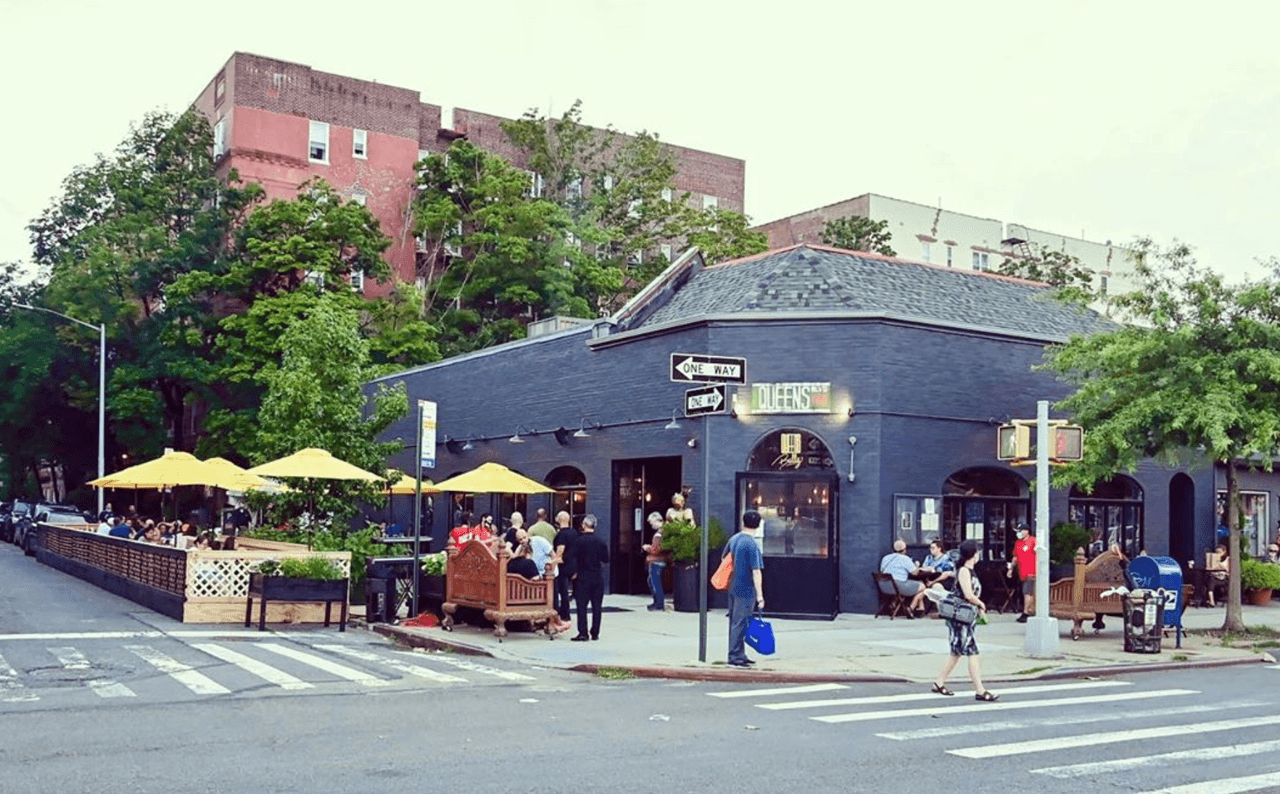 <b>Queens Bully</b> se ubica en 113-30 Queens Blvd, Queens.