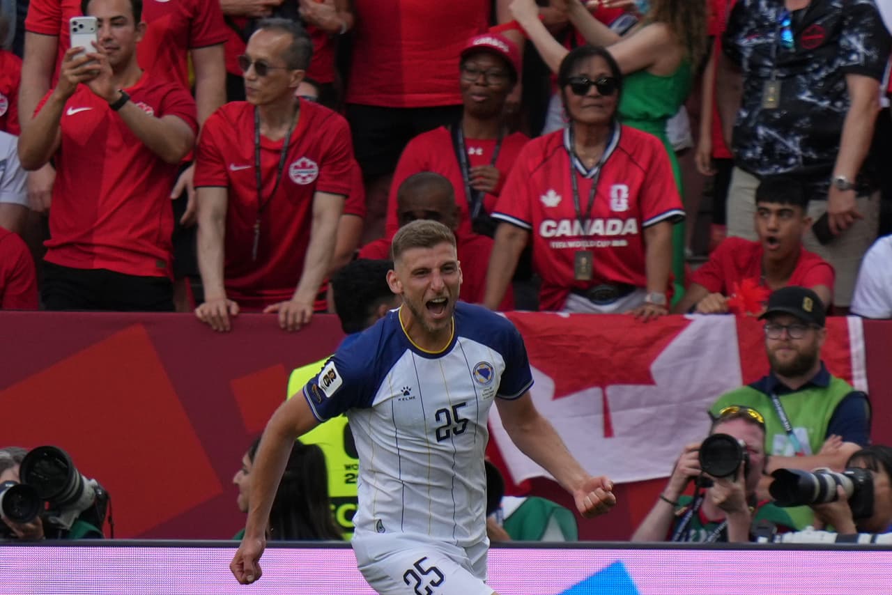 Jovo Lukic, de Bosnia, celebra tras marcar el primer gol durante el partido de fútbol del Grupo B de la Copa Mundial entre Canadá y Bosnia en Toronto, el viernes 12 de junio de 2026. (Foto AP/Stephanie Scarbrough)