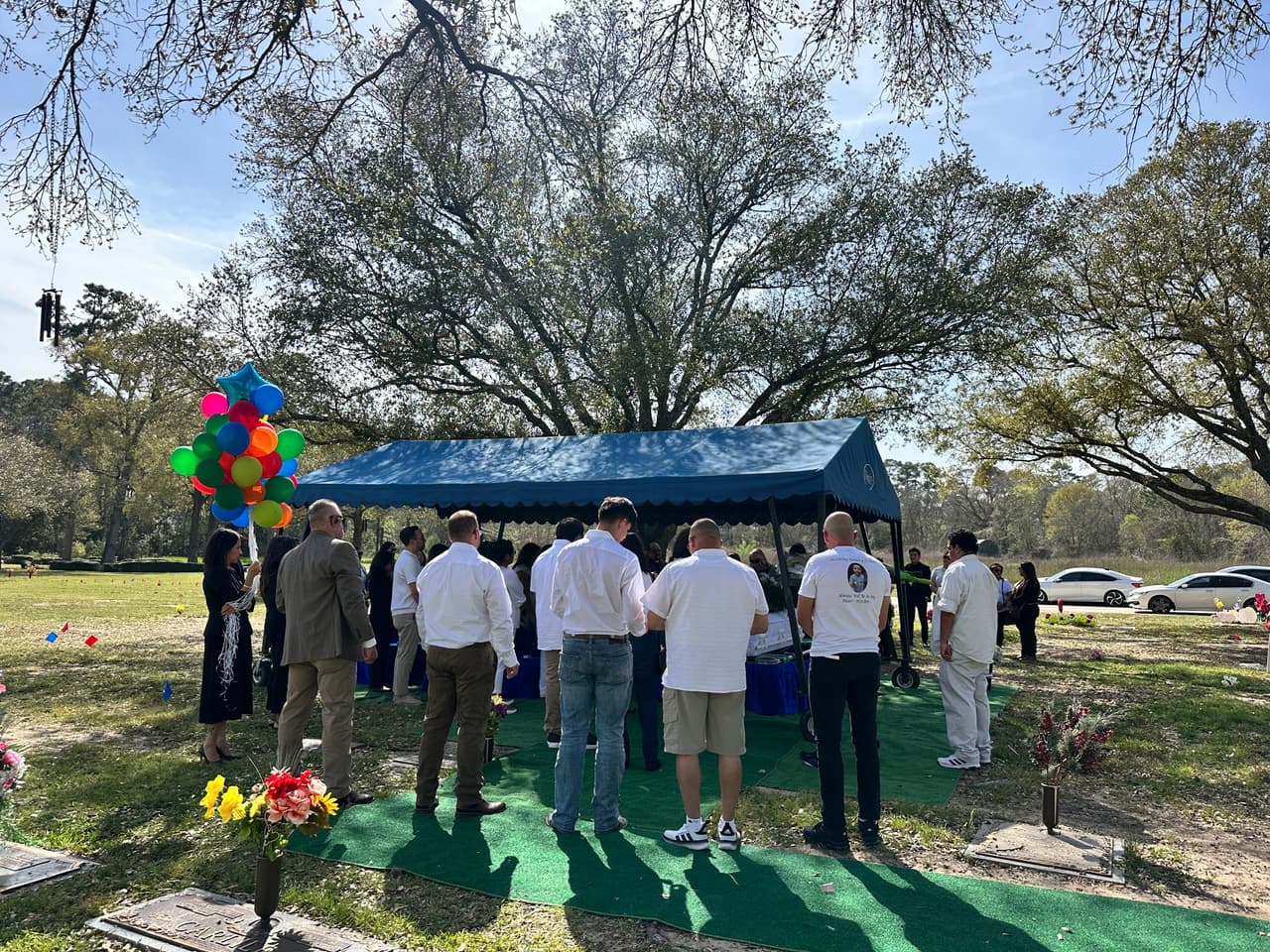 Cuando la madre llegó al hospital, el médico le dio la triste noticia que su niño había fallecido.