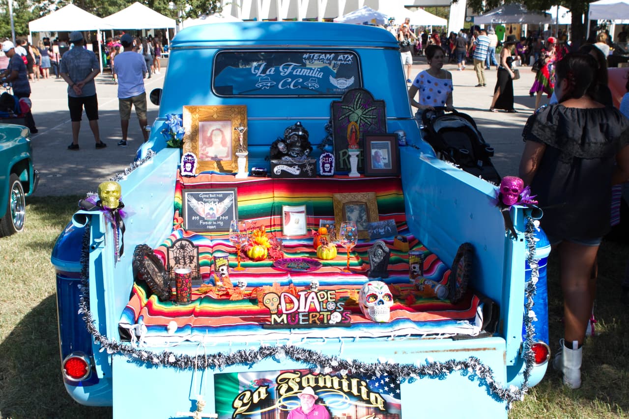 Altares, música, piñatas, papel picado, exhibición de autos antiguos, calaveras, pan de muerto y caritas y manitas pintadas hicieron parte del evento del 'Día de los Muertos' organizado en el Centro Cultural Mexico-Americano de Austin.