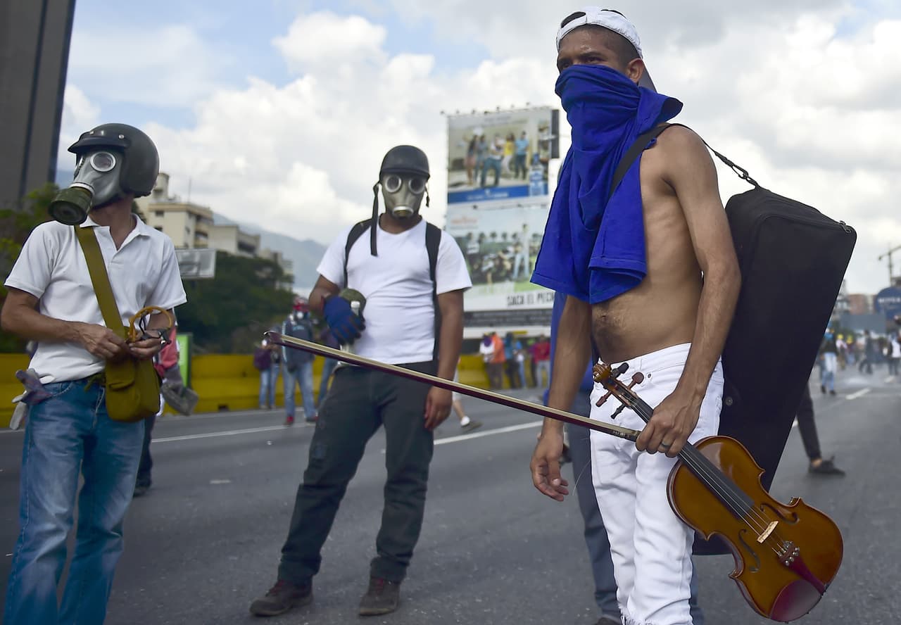 A protester with his violin during an anti-government march on Saturday. May 6, 2017.