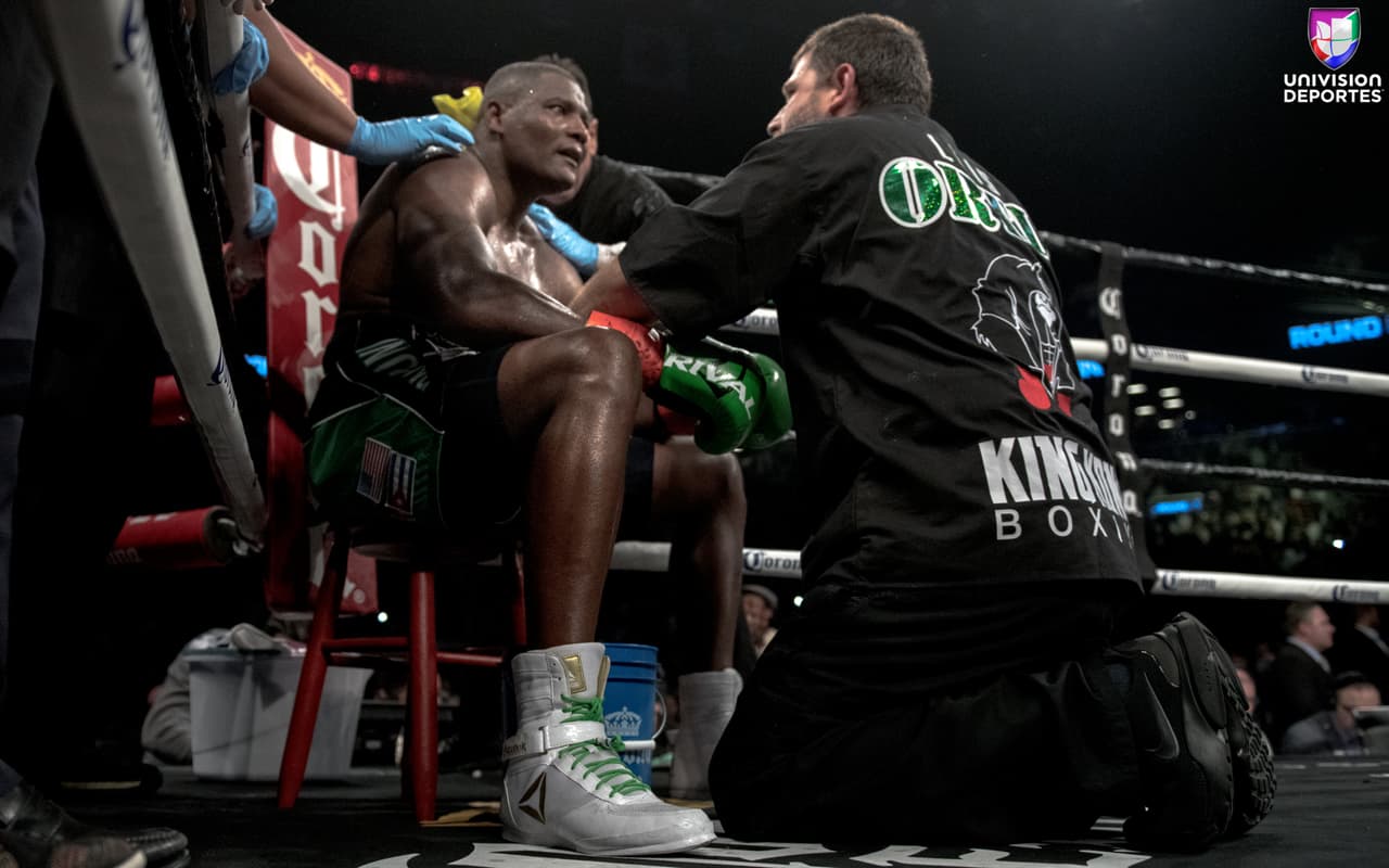 La pelea estelar en el Barclays Center de Brooklyn, una de las más esperadas en la categoría de los pesos completos, sobrepasó las expectativas de los aficionados. Luis Ortiz (28-1, 24 KOs) le complció la noche a Deontay Wilder (40-0, 39 KOs), pero el campeón sacó a relucir en el décimo round el poder que tiene en los nudillos para mandar al cubano a la lona en dos ocasiones y sellar la victoria.
