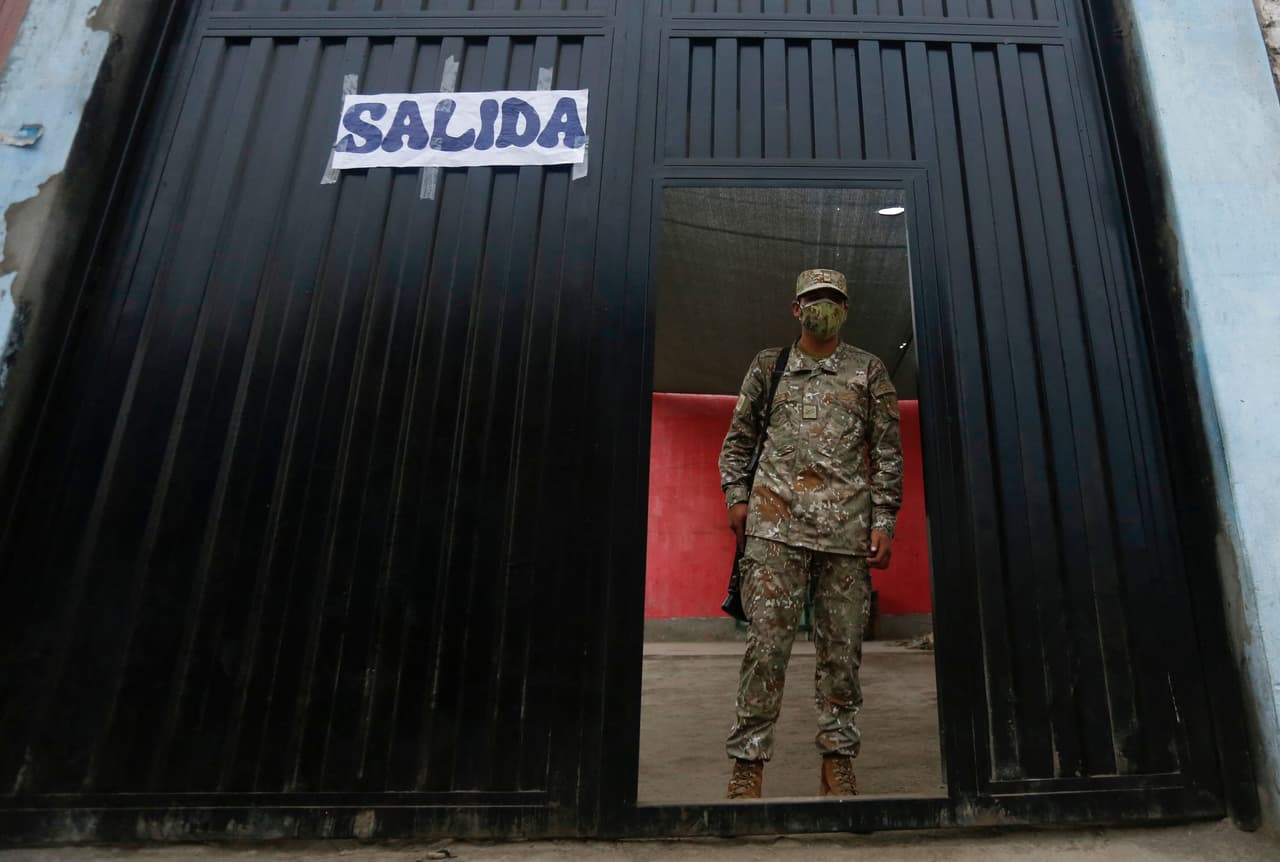 Un soldado custodia una de las sedes de votación.