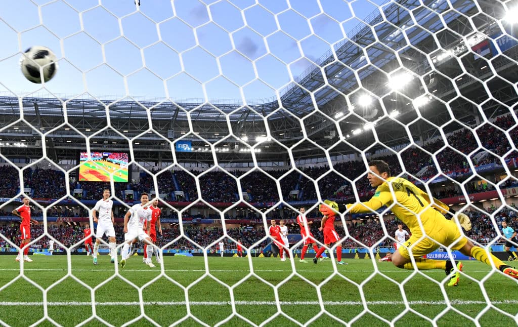 57.- Granit Xhaka (Suiza) al minuto 52. Serbia 1-1 Suiza.