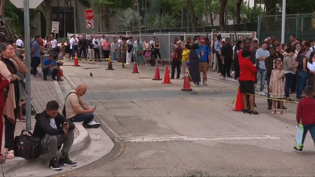 Expuestos al sol y la lluvia cientos hacen fila frente a la corte de inmigración de Miami