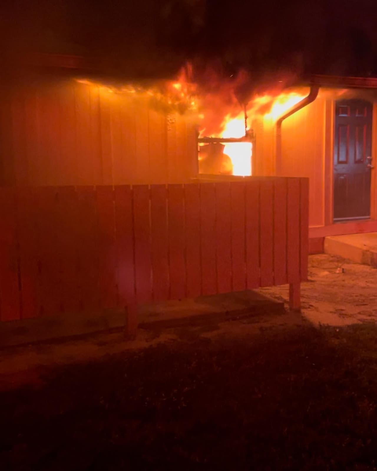 El fuego se reportó este lunes cerca de la medianoche en el complejo de apartamentos Countryside Apartments, en el 1200 de Beville Rd.