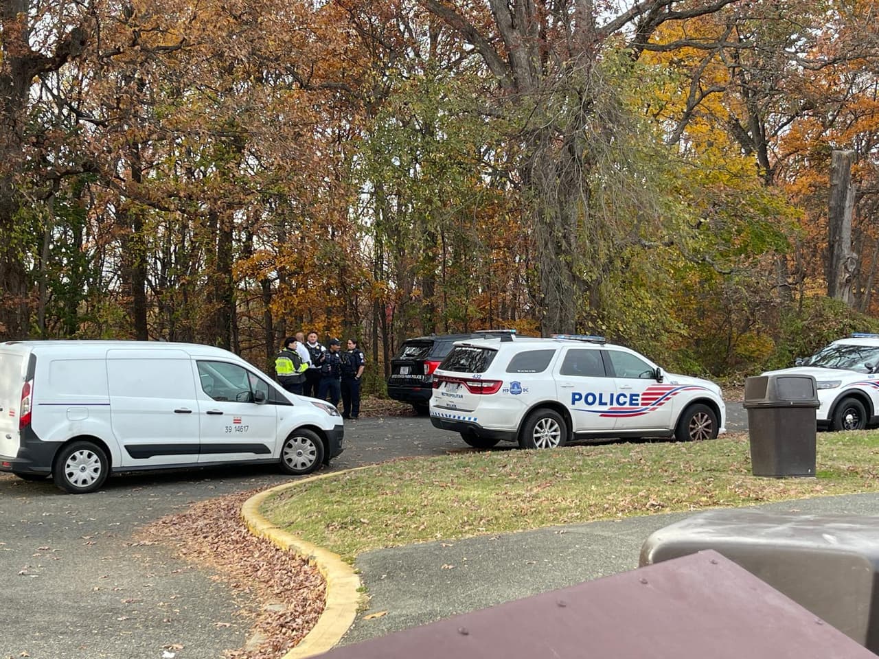 El cuerpo se encontraba boca abajo, cubierto con una manta. Presentaba heridas, aunque en un primer momento no se determinó si fueron de arma blanca o de un arma de fuego.