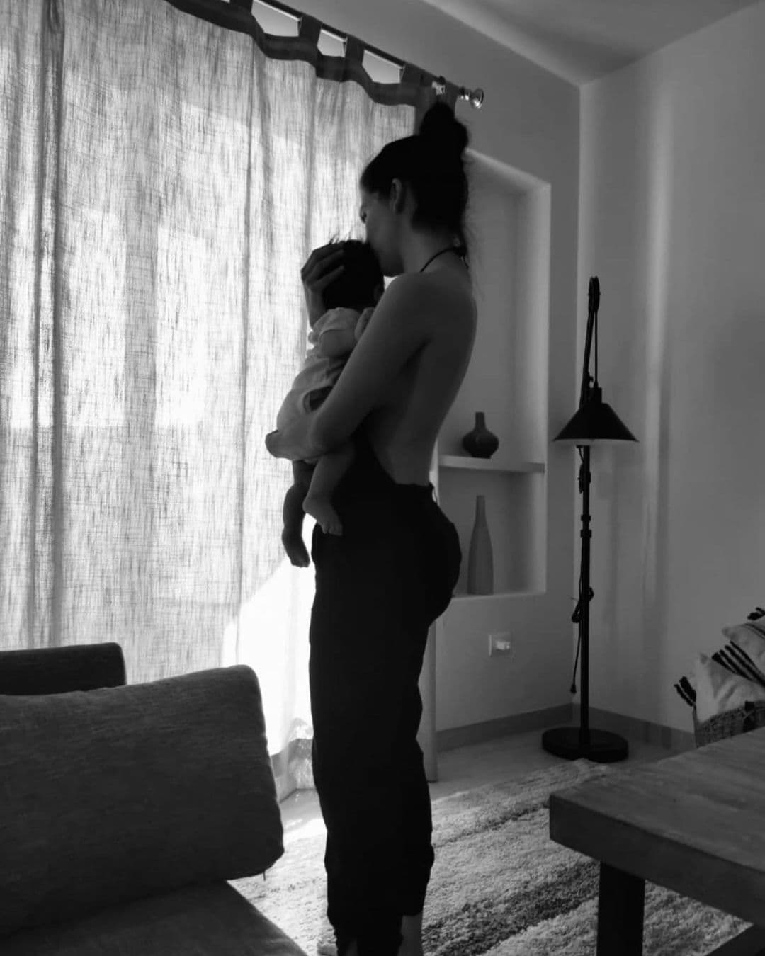 África es una de las actrices y famosas más bellas y sensuales del espectáculo mexicano y debido a su embarazo había evitado publicar reveladoras fotos en sus redes.