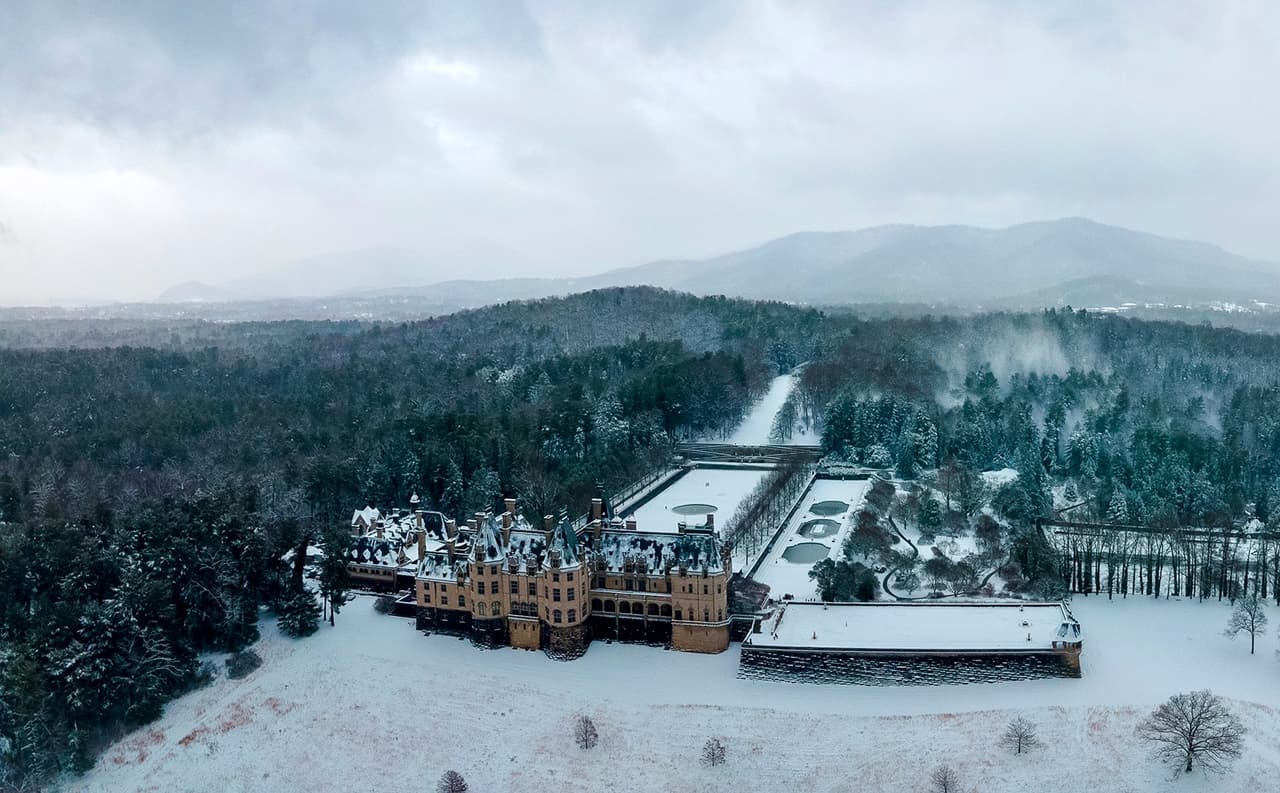 La construcción de Biltmore State comenzó en 1889 y se abrió por primera vez a amigos y familiares en la víspera de Navidad de 1895.