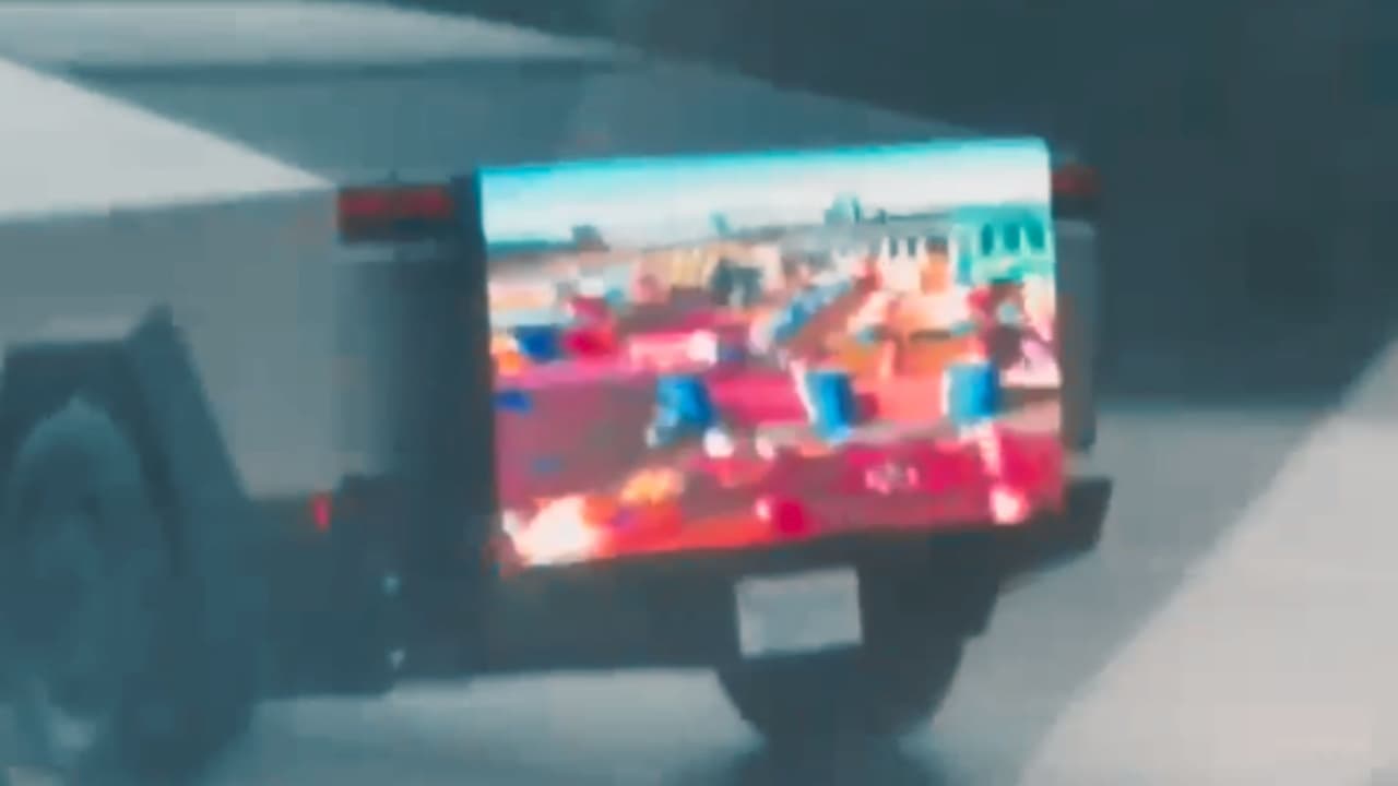 Este curioso accesorio podría costar vidas, tomando en cuenta que cualquier conductor que se distraiga viendo este “televisor” podría ocasionar un accidente.