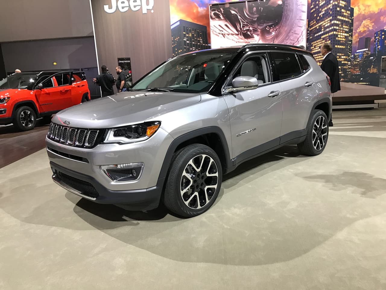 Lo que parece una versión de seis octavos de la Jeep Grand Cherokee es en realidad la nueva Jeep Compass. La nueva camioneta de Jeep que fue
<b><a href="http://www.univision.com/noticias/jeep/esta-es-la-nueva-jeep-compass-fotos" target="_blank">mostrada por primera vez</a> </b>al público en Brasil el pasado mes de septiembre, hizo su debut estadounidense en el
<a href="http://www.univision.com/noticias/auto-shows/los-angeles-auto-show"><b>Auto Show de Los Angeles</b></a>. Puedes leer y ver todos los detalles de esta camioneta en
<a href="http://www.univision.com/noticias/jeep/jeep-mostro-en-el-auto-show-de-los-angeles-la-nueva-compass-2017" target="_blank"> <b>nuestra cobertura</b></a> del show.
<br>