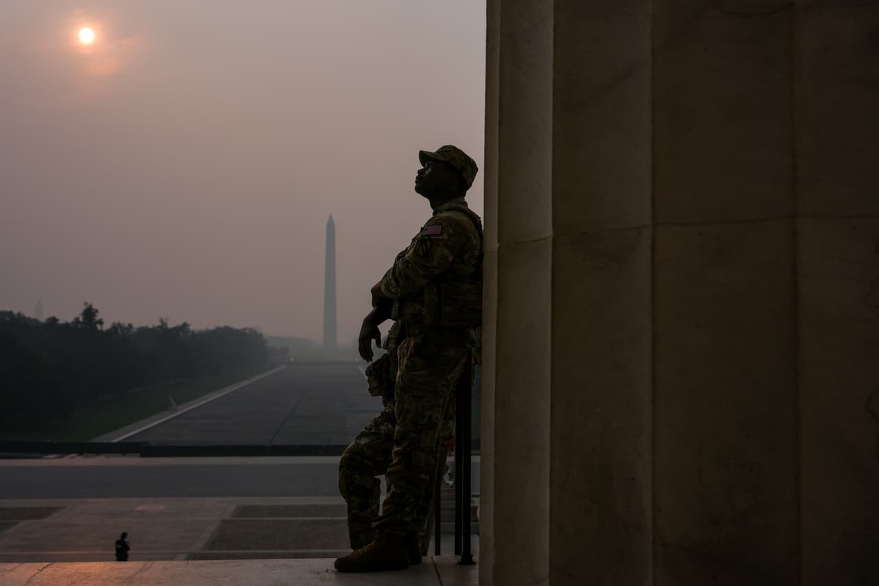 En Washington DC, los miembros de la Guardia Nacional patrullan el Monumento a Lincoln, mientras el humo ensombrece a la capital norteamericana.