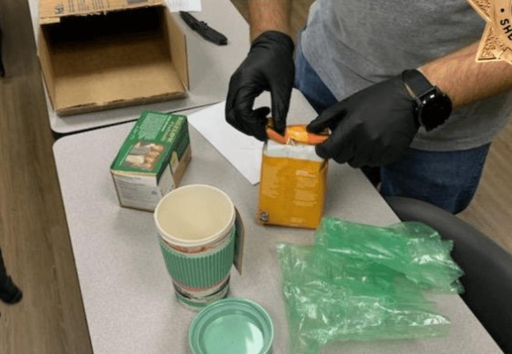 Mujer es arrestada por distribuir cocaína dentro de bolsas de café en Georgia