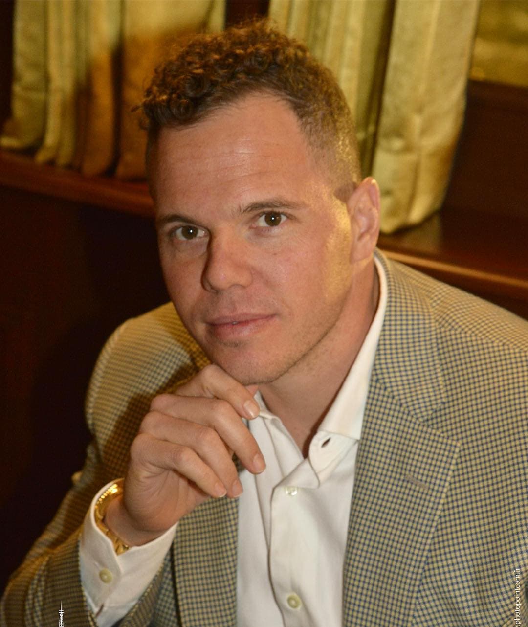 Francesco Zampogna nació en Estados Unidos, pero sus padres son de origen italiano. Aunque el español no es su principal lengua, durante su intervención demostró que ha practicado mucho, ya que lo habla con fluidez.