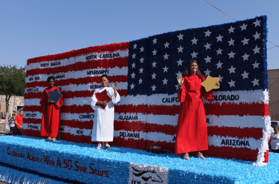 La ciudad tendrá un
<a href="http://cityofirving.org/1295/Independence-Day-Parade-and-Reception">desfile patriótico</a> a las 9 a.m. en la calle Sowers con el bulevar Irving, cerca del parque Millennium. Luego habrá una recepción con sandía gratuita, música y globos en el Heritage Park (217 S. Main). La fiesta sigue a las 6 p.m. en el lago Carolyn (601E. Las Colinas Blvd.) Los petardos, que durarán 20 minutos, arrancan a las 9:30 p.m.