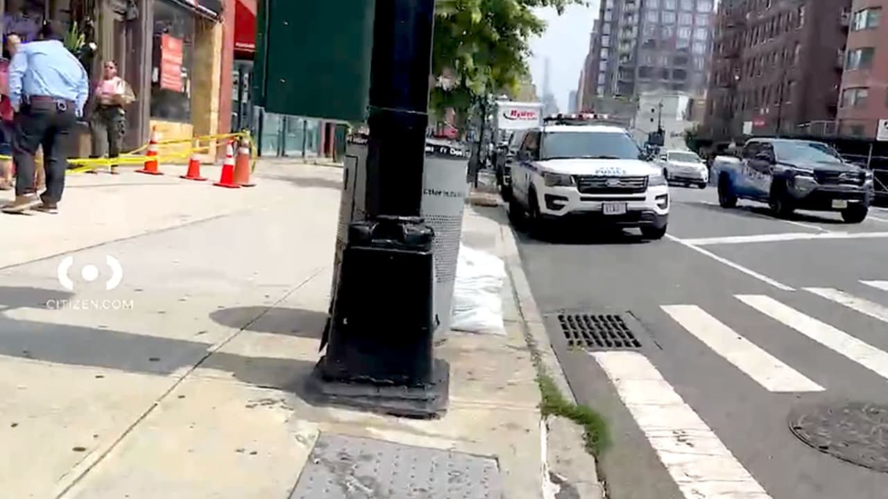 Ataque con tijeras en Manhattan: Dos hombres apuñalados por sospechoso sin camisa