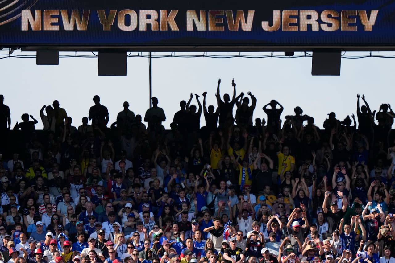 Los aficionados hacen "la ola" durante el partido de la ronda de 32 de la Copa del Mundo de fútbol entre Francia y Suecia en East Rutherford, Nueva Jersey, cerca de Nueva York, el martes 30 de junio de 2026.