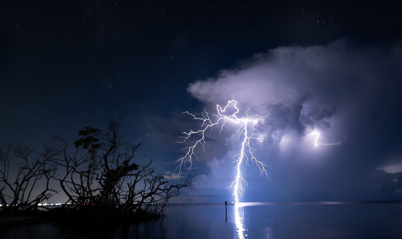 Un muerto y tres heridos tras impacto de rayo a una familia frente a una playa de Florida