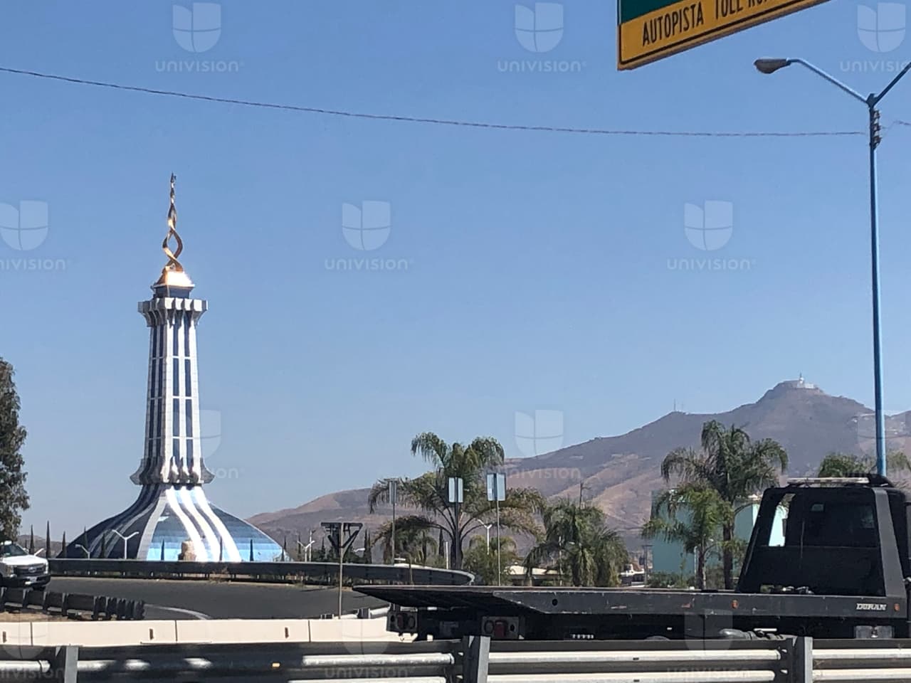 El fraccionamiento se localiza frente a uno de los símbolos más importantes de los católicos en México: el monumento del Cristo Rey del Cerro del Cubilete (que se observa a la distancia, a mano derecha de la foto). Se dice que Samuel escogió esa zona para desafiar a la iglesia católica.