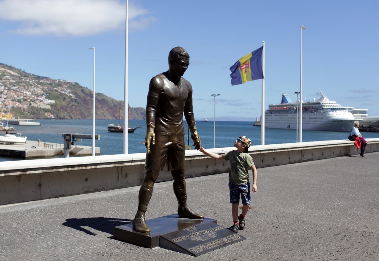 En Madeira, Portugal, se develó la estatua de Cristiano Ronaldo que se encuentra afuera del museo CR7.