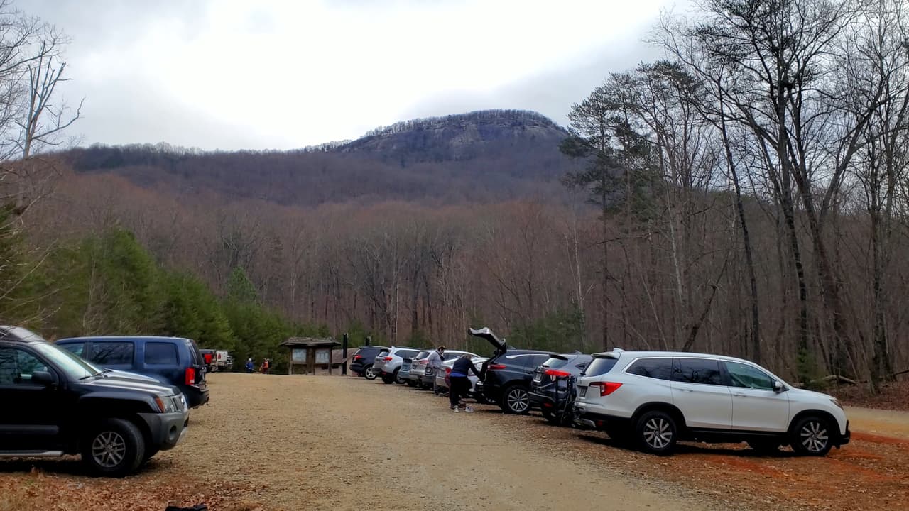 La montaña cuenta con un amplio estacionamiento gratuito.