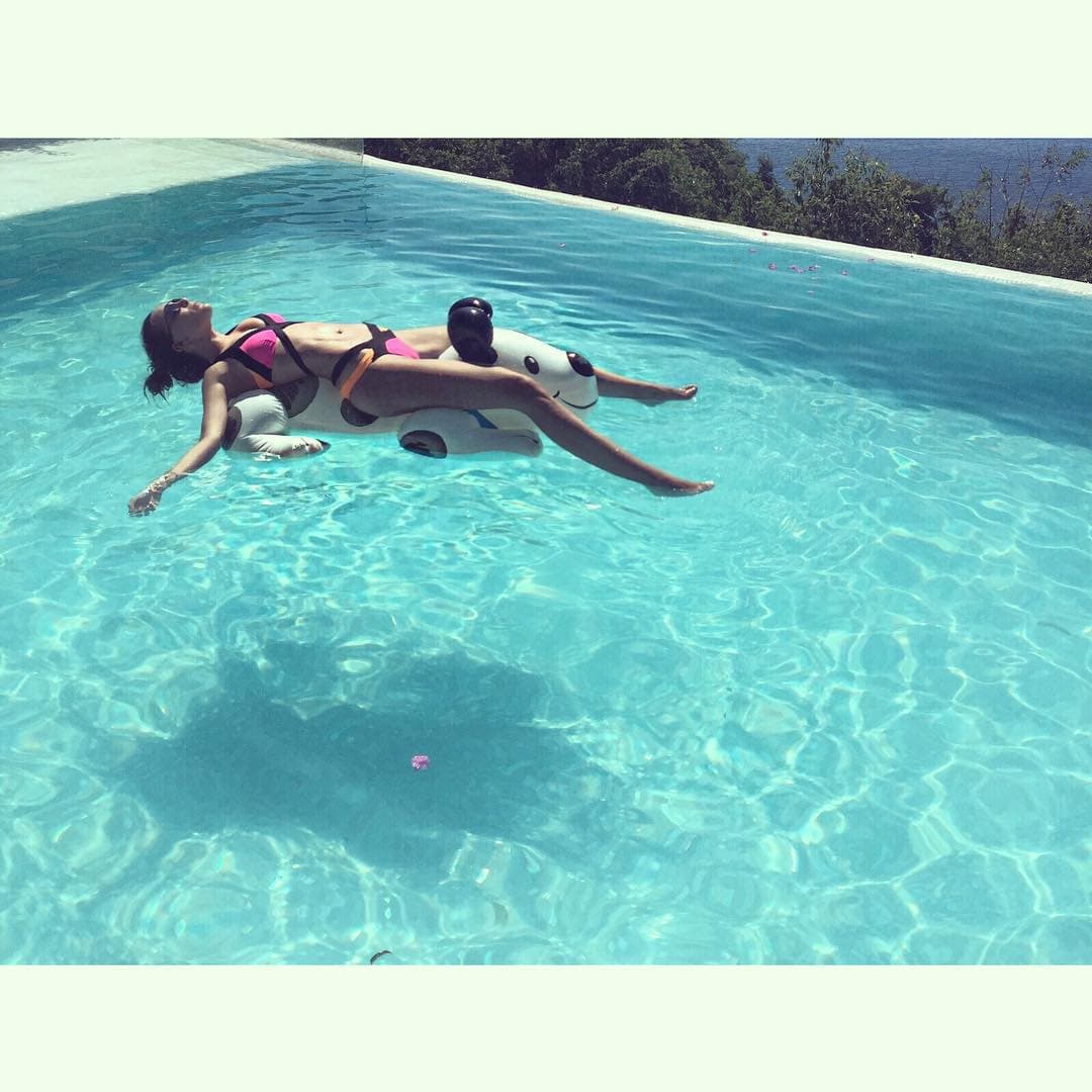 Belinda tomando el sol en la piscina.