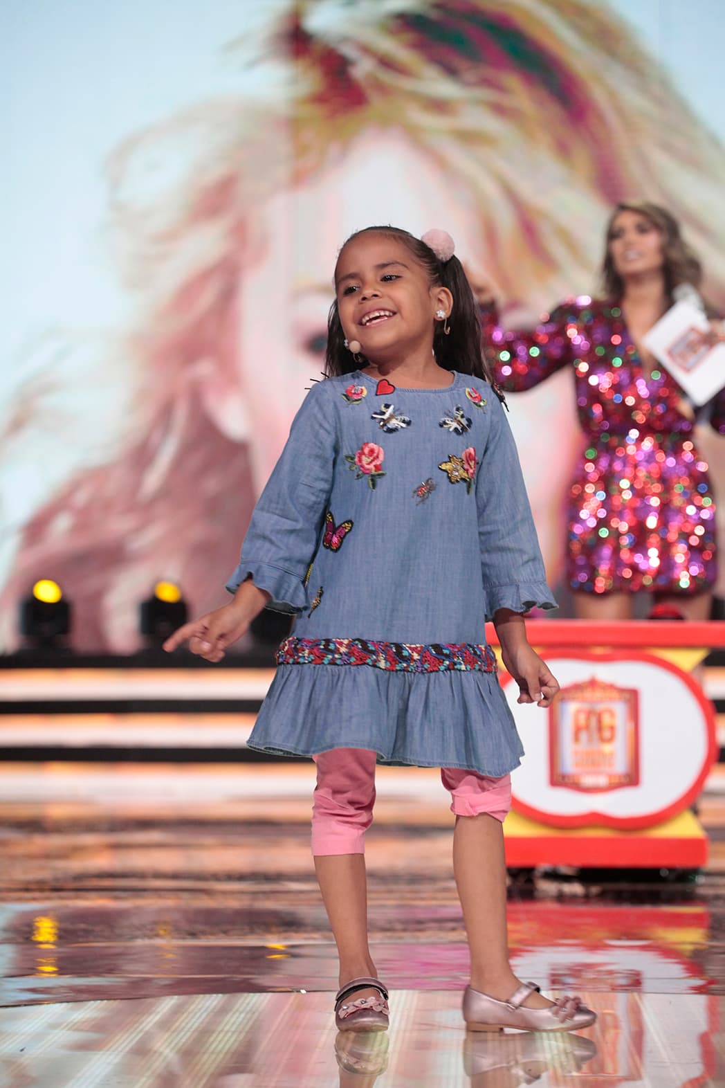 Beba de inmediato respondió: "Es Shakira, la que canta la de: "Tú mordiste la manzana y renunciaste al paraíso...". Tras una excelente interpretación de 'Pies descalzos', Lucero le aplaudió: "Bravo, Beba, tú muy bien. La canción te la sabes mejor que la mismísima Shakira, pero no es Shakira". 'Beba preguntó: "¿Eres tú?". Lucero estalló en risas: "Tampoco".