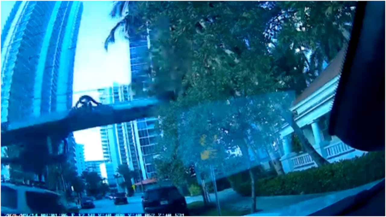 Video muestra el momento en que una perforadora cae y aplasta un carro en Brickell