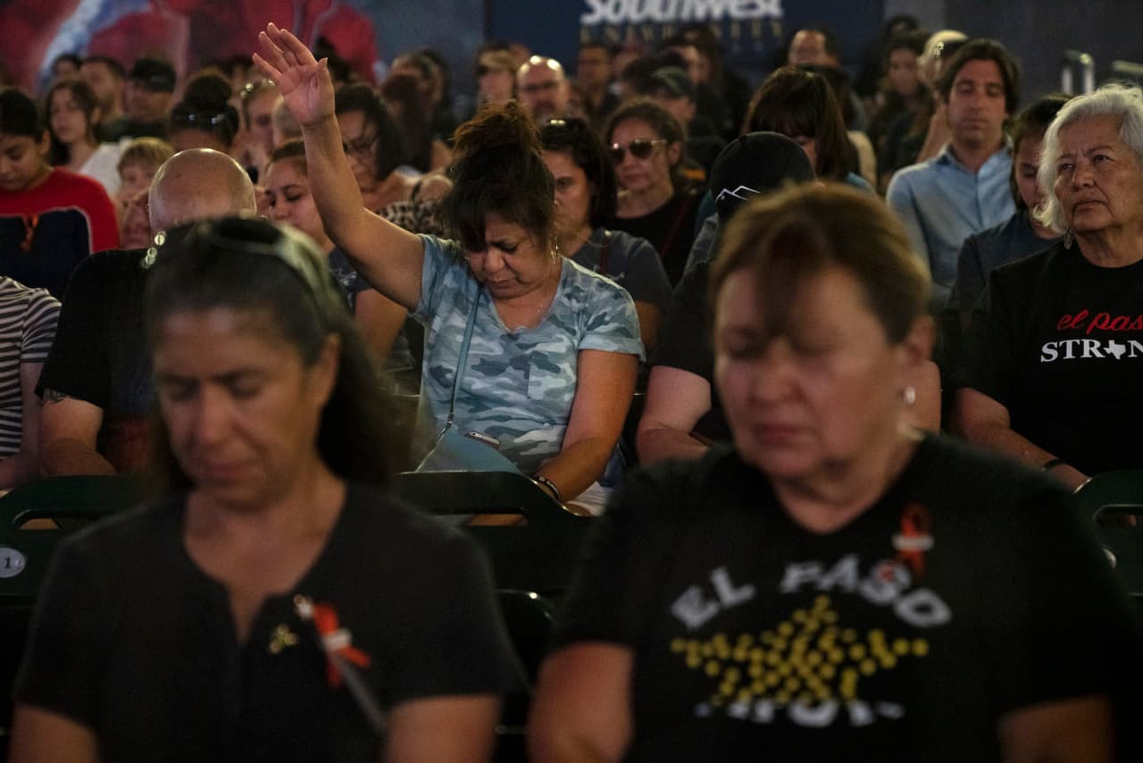 Un momento de oración durante un servicio conmemorativo comunitario en Southwest University Park en El Paso, Texas, luego del tiroteo masivo en Walmart.