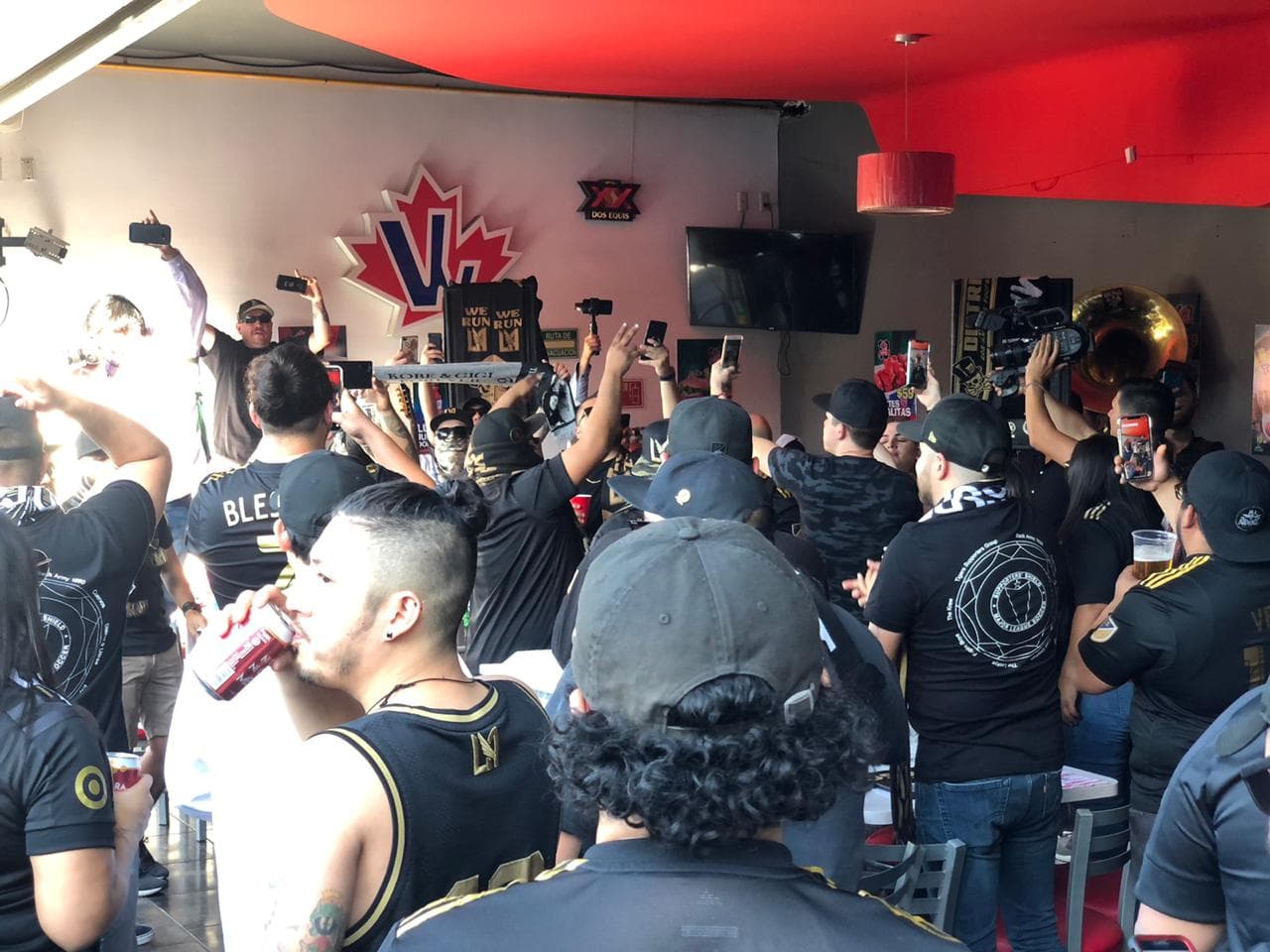 Muy prendida y animada la afición angelina, poniendo el color en León para alentar al LAFC.