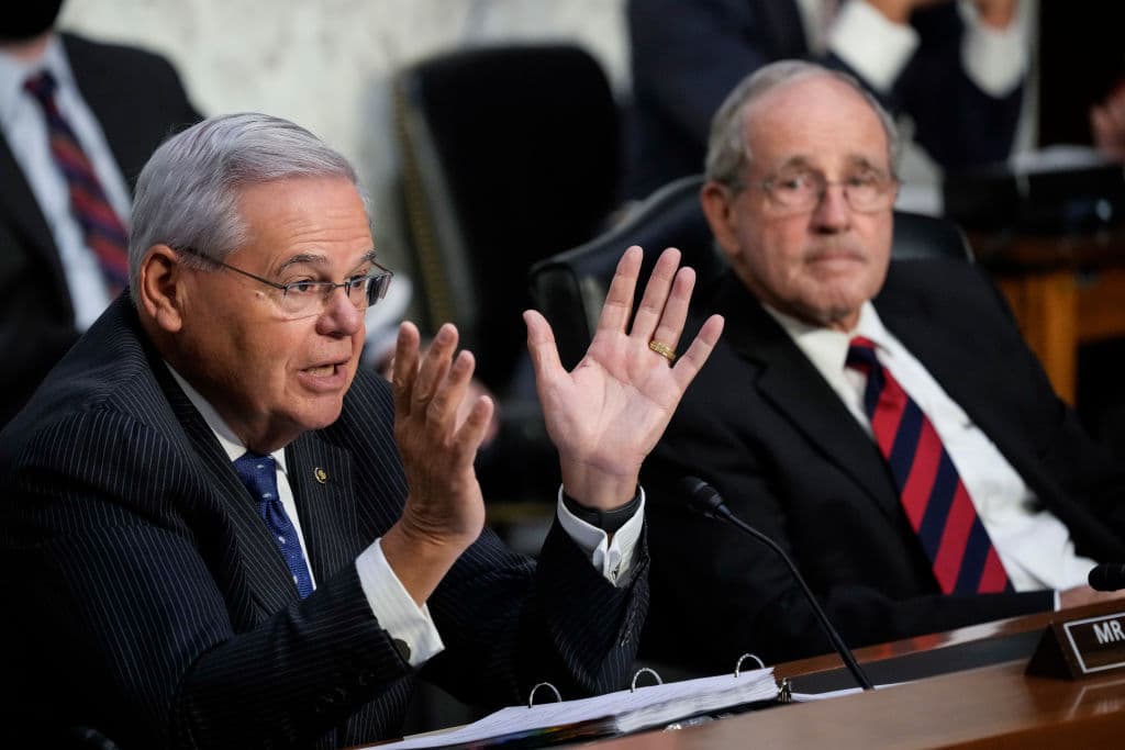El senador demócrata Bob Ménendez, a la izquierda, jefe del comité de Relaciones Exteriores del Senado junto al republicano James Risch durante una audiencia del comité en agosto de 2021.