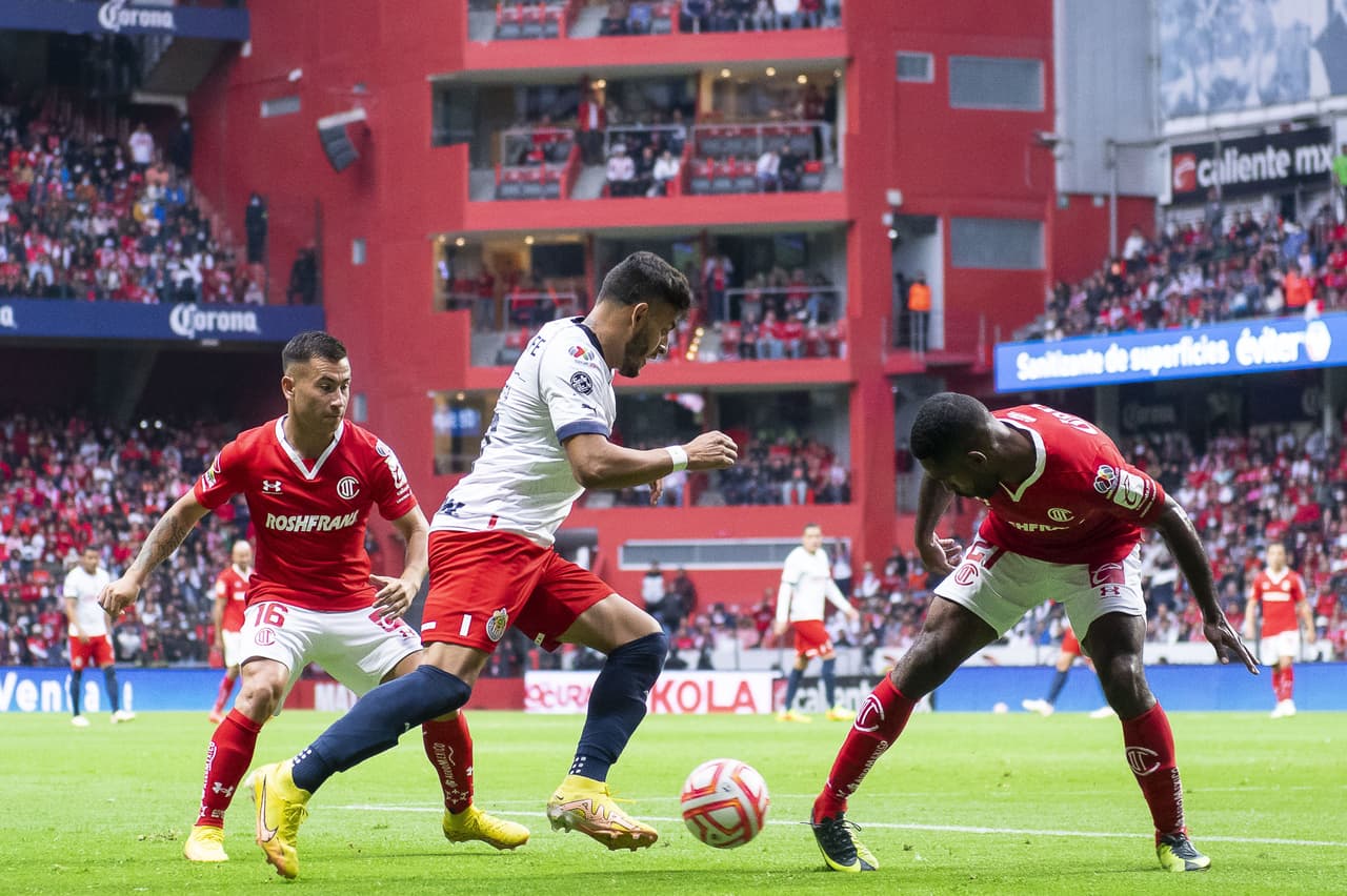 Toluca y las Chivas dividen puntos en un partido con emociones y polémica arbitral.