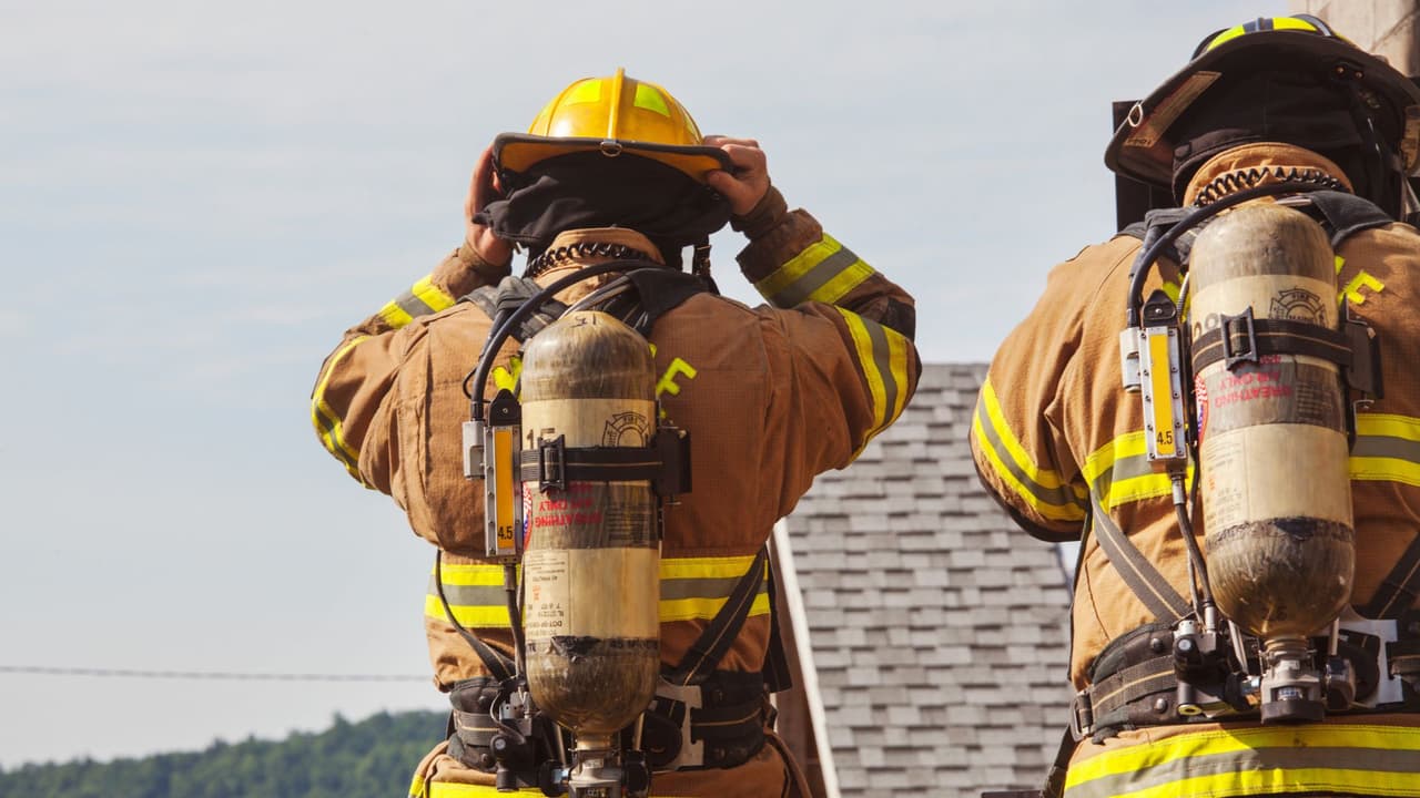 <h3 class="cms-H3-H3">Dónde pedir ayuda </h3>🚒
<h3 class="cms-H3-H3"> </h3>Los departamentos de bomberos locales ofrecen inspecciones y detectores gratuitos o a bajo costo.
<br>🤝🏻 El Departamento de Seguros de Texas publica en español guías de calefacción segura.
<br>⛑️ La USFA y la Cruz Roja Americana tienen líneas abiertas para reportar riesgos o solicitar materiales educativos.
<br>🚨 Si te encuentras en una situación de emergencia y necesitas ayuda inmediata, llama al 911.
