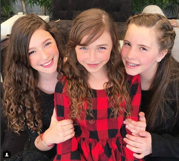 Mía y Nina Rubín junto a una de sus primas.