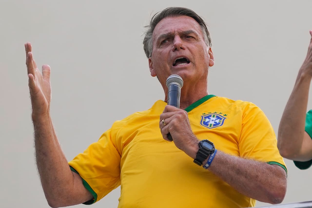Archivo - Jair Bolsonaro se dirige a sus partidarios durante un mitin en São Paulo, Brasil, el 25 de febrero de 2024. (Foto AP/Andre Penner, Archivo)
