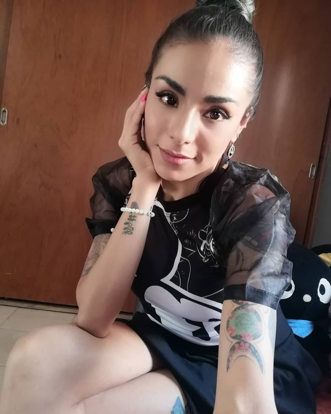 Las primeras versiones señalaban que se podría haber tratado de un suicidio, ya que la propia locutora había revelado que en enero de este año intentó quitarse la vida.