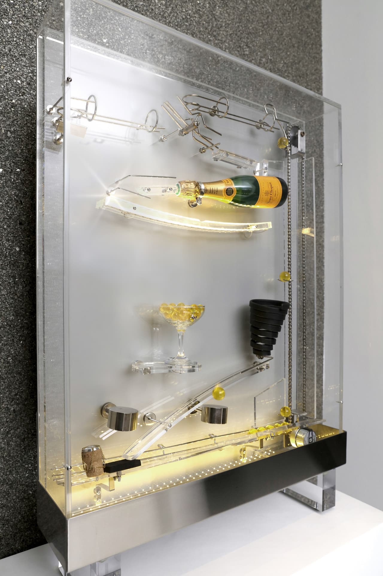 Uno de los elementos llamativos de esta propiedad es este artefacto descrito como un 'pinball de champán' por combinar esta bebida con el conocido juego de bolas.