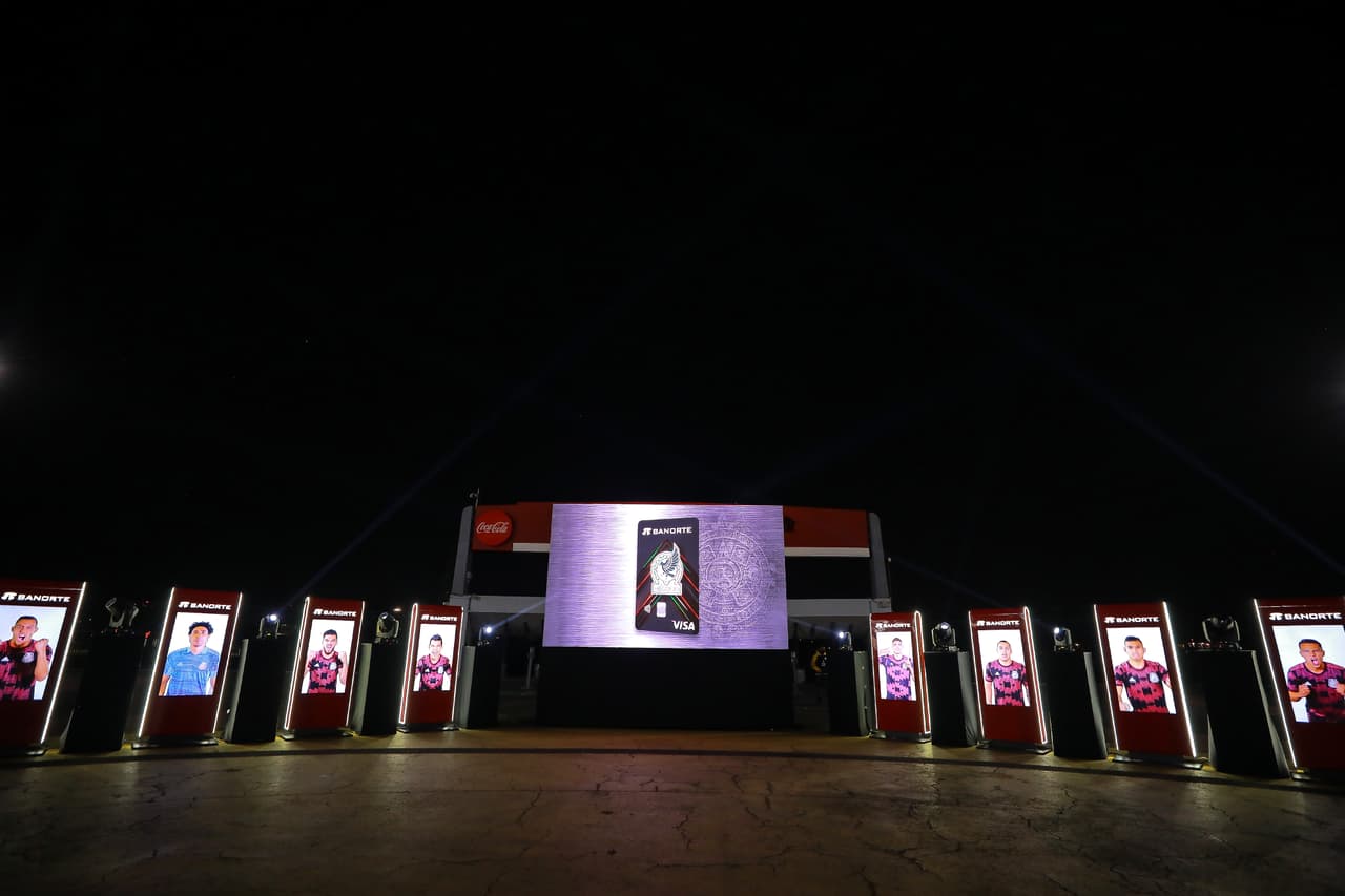 Con un espectáculo repleto de luces, rayos láser y bailes, la Federación Mexicana de Futbol presentó el nuevo logotipo o escudo que portarán las nuevas generaciones de futbolistas.