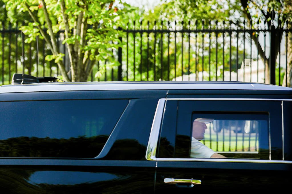 El presidente Donald Trump viaja en el asiento trasero del vehículo presidencial tipo SUV al salir de la Casa Blanca rumbo al Trump National Golf Club, el sábado 29 de agosto de 2026, en Sterling, Virginia. (Foto AP/Julia Demaree Nikhinson)