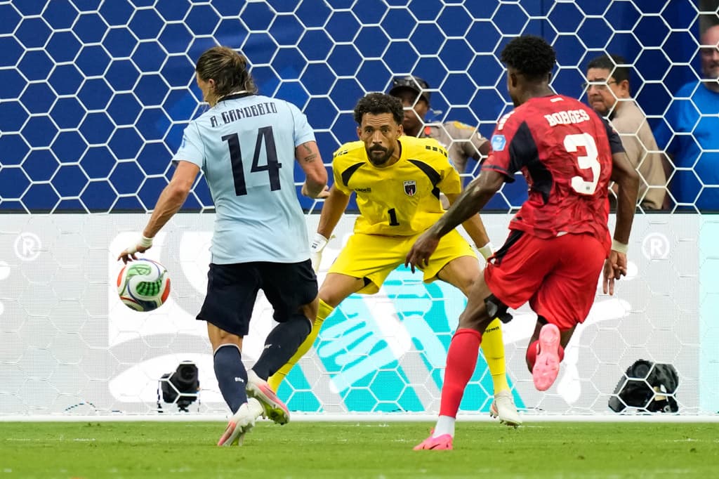 Agustín Canobbio (14) de Uruguay anota el segundo gol de su equipo.