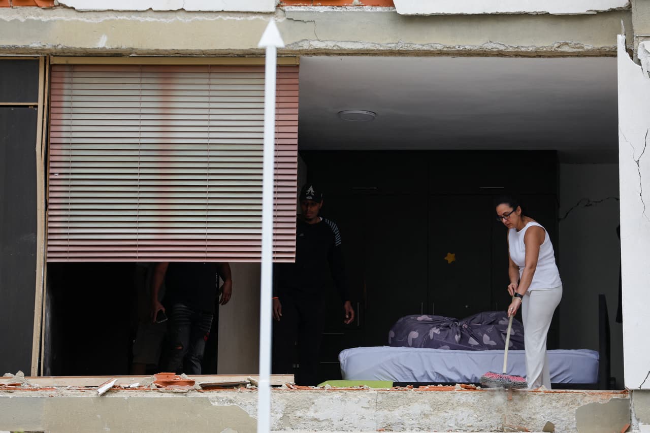 Una mujer limpia un apartamento en un edificio dañado por los terremotos que azotaron el país, en Caracas, Venezuela, 25 de junio de 2026.