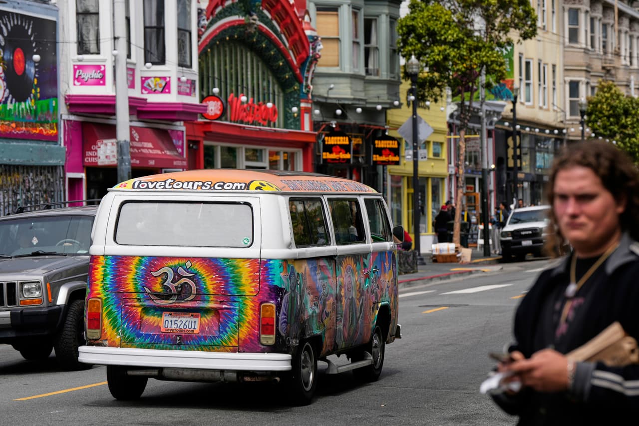 Una camioneta de turismo con una pintura del músico Jerry Garcia viaja por la calle Haight en San Francisco, el sábado 19 de julio de 2025.