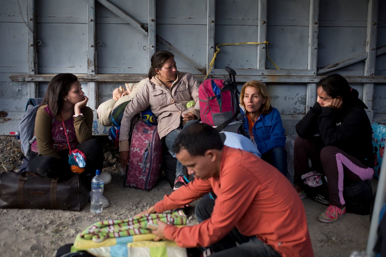 Un alto en el camino hacia la frontera con Perú en Mascarilla, en el valle del Chota. Un gran número de mujeres viajan solas y en el camino se suelen juntar en grupos que los migrantes definen como "la nueva familia".