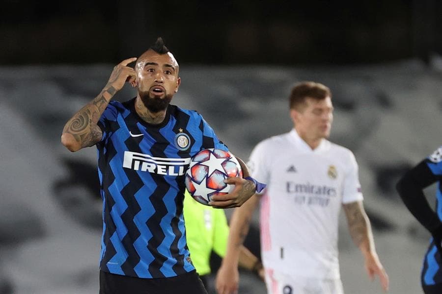 Real Madrid se salva y anota al final para vencer al Inter 3-2. Karim Benzemá abrió el marcador para los 'merengues', seguido de Sergio Ramos. Fue minutos después cuando Lautaro Martínez anotó para su equipo e Iván Perisic ya empataba el encuentro. Rodrygo le da el gane a su equipo al minuto 80 durante la J3 de la Champions League.