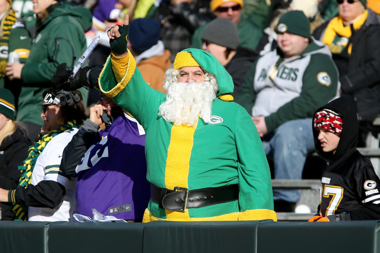 Los colores de la Navidad y personajes representativos como Santa Claus, el Grinch y los renos estuvieron en la jornada de la NFL, que tuvo en la belleza de las animadoras y la alegría de los fanáticos la combinación perfecta.
