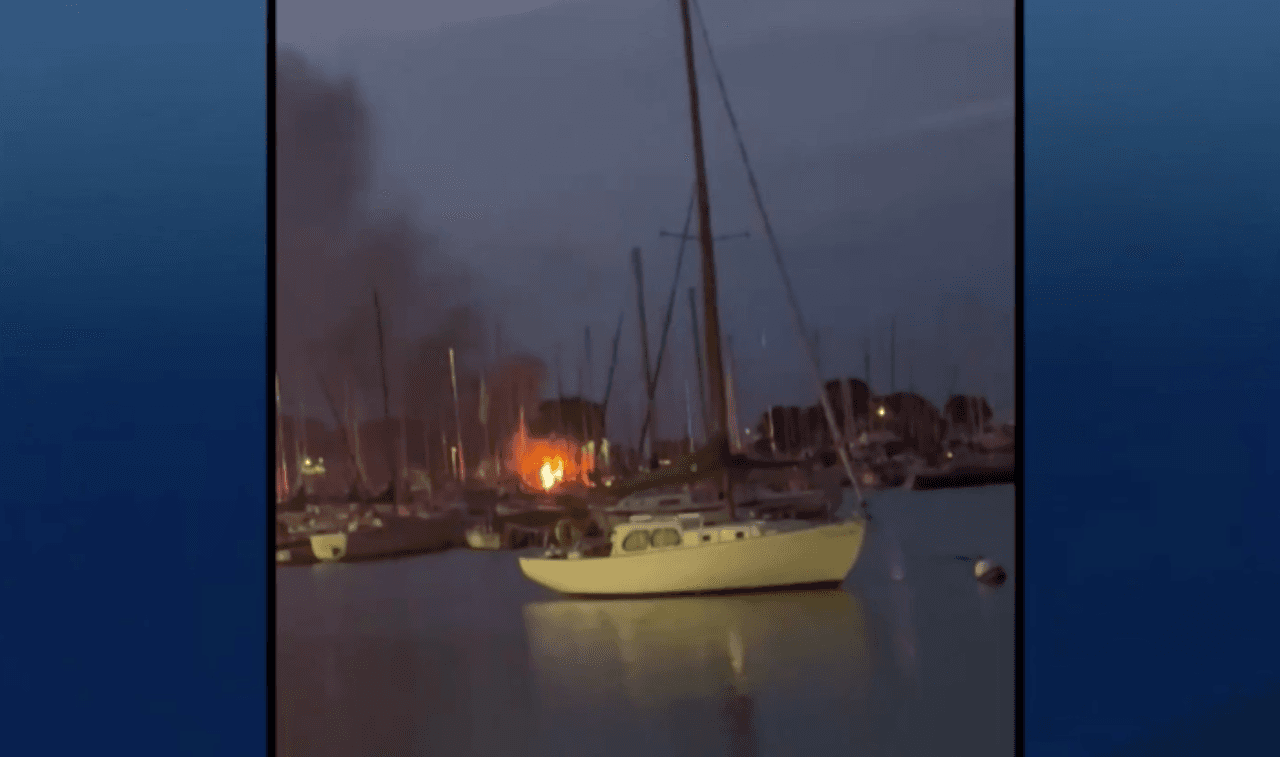 Se incendia una lancha en el embarcadero de la playa Montrose al norte de Chicago