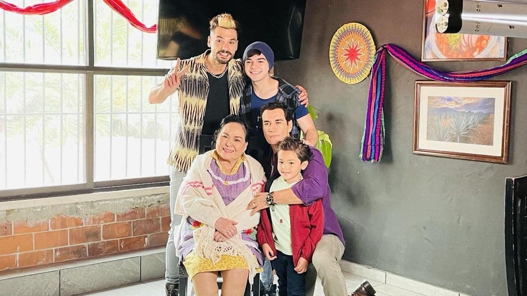 Incluso, su más reciente publicación en redes sociales fue una foto con sus nietos televisivos, encabezados por David Zepeda.