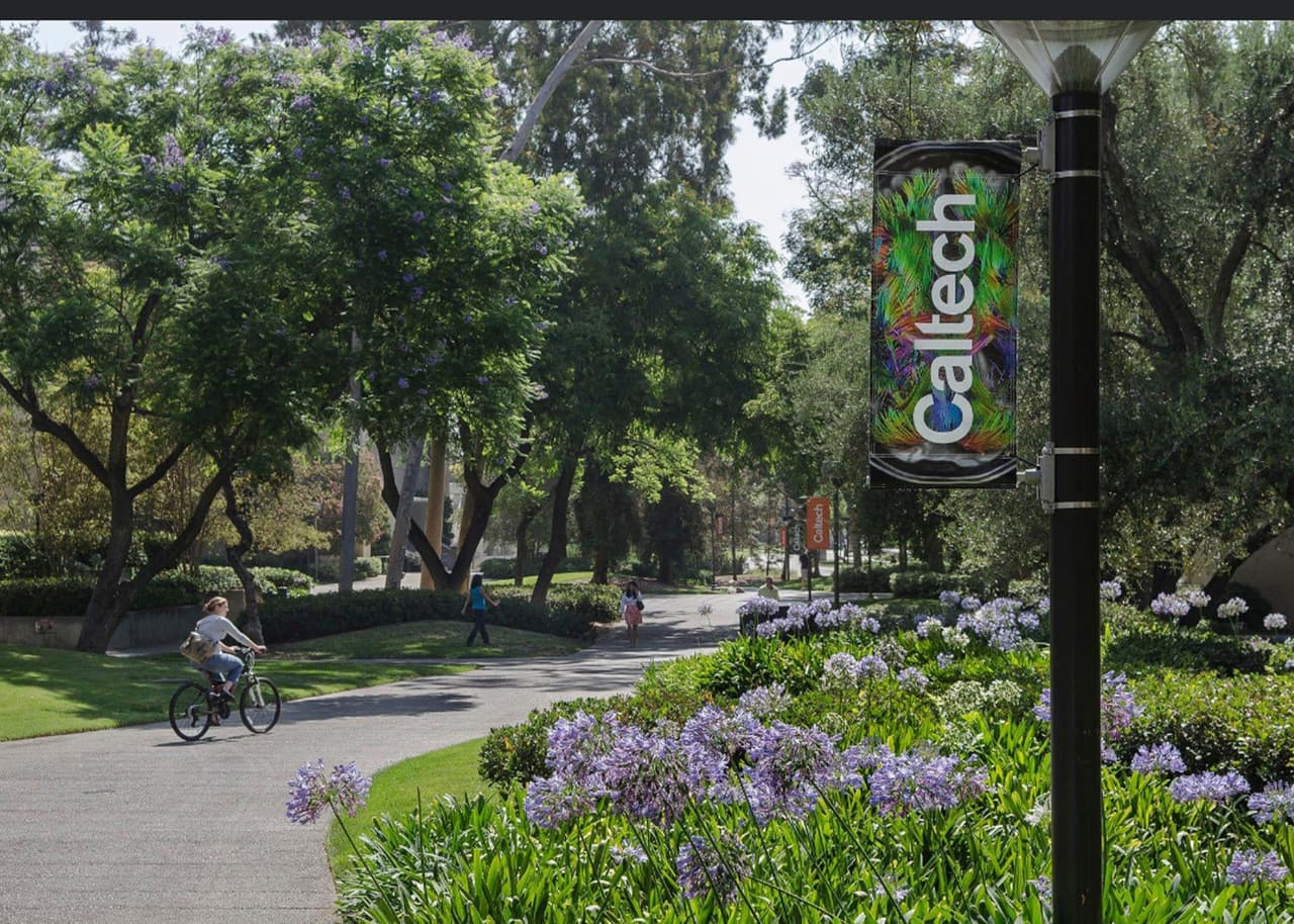 <b>Instituto Tecnológico de California (25º a nivel nacional)</b>
<br>
<b>Costo estimado anual sin ayuda financiera: </b>$74,000
<br>
<b>Costo estimado anual con ayuda financiera: </b>$27,500
<br>
<b>% estudiantes obtienen becas: </b>59%
<br>
<b>% graduación:</b> 92%
<br>
<b>Salario promedio anual estimado:</b> $81,600