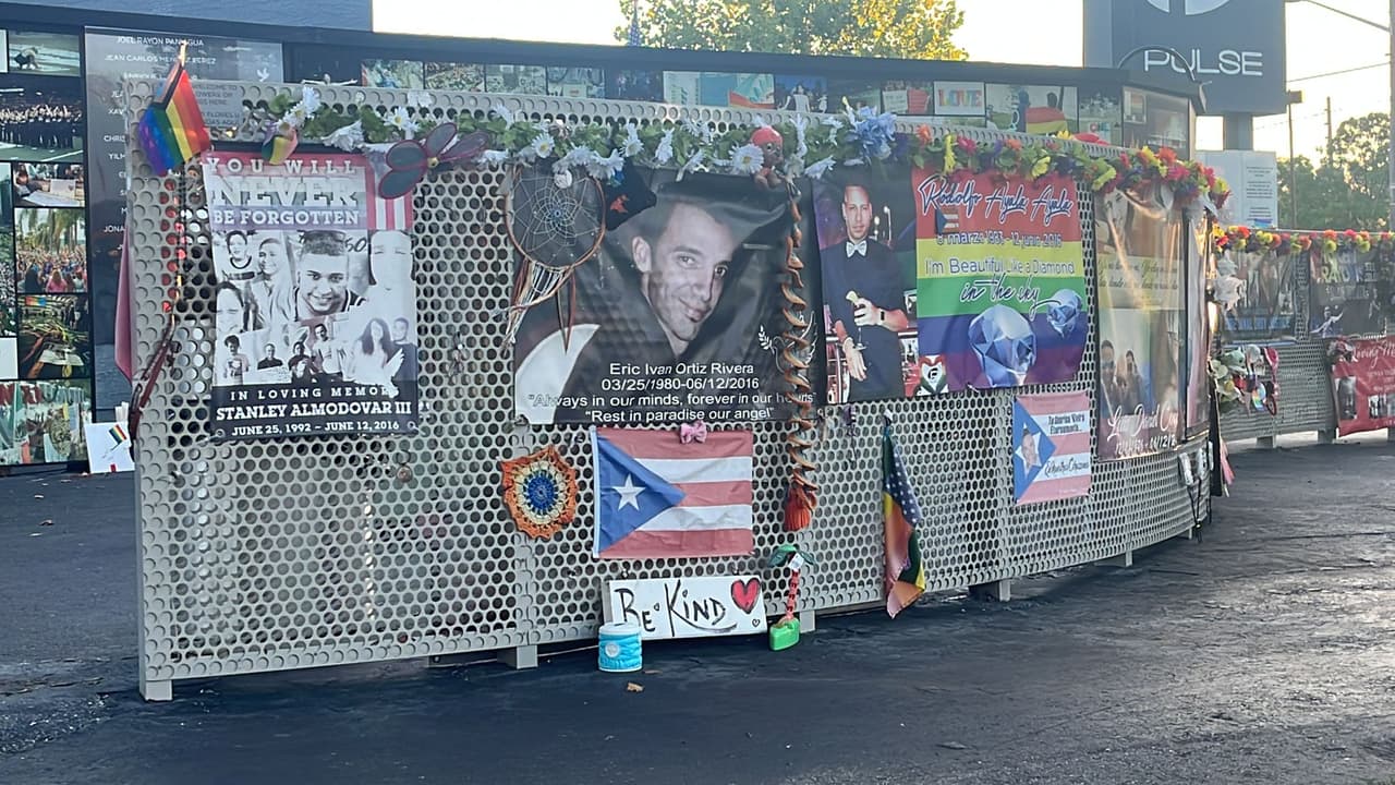 Un total de
<b>49 personas fueron asesinadas</b> y otras 53 resultaron heridas de gravedad, quienes estuvieron en condiciones críticas y tuvieron que someterse a cirugías. Gran parte de las víctimas eran de
<b>origen hispano, </b>quienes estaban disfrutando de la "noche latina" que se realizaba cada sábado en Pulse.